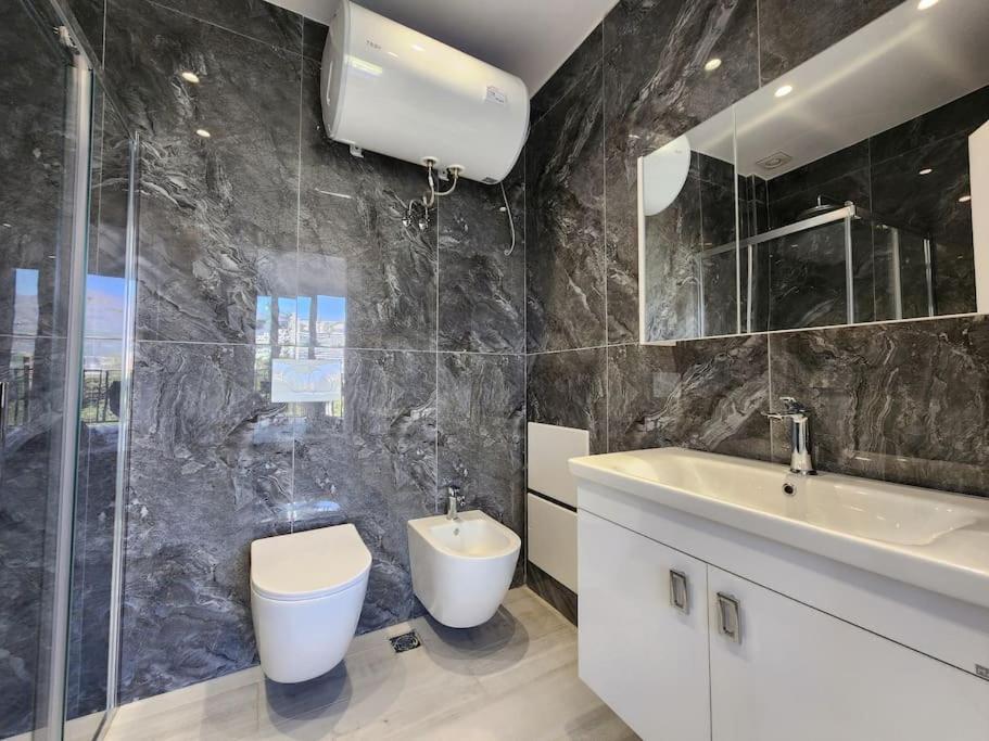 טיראנה Penthouse With A City View מראה חיצוני תמונה